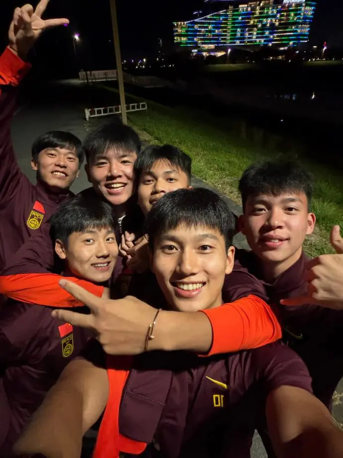 氛围不错！王钰栋社媒晒与U23队友迪拜集训期间合照